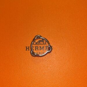 authentic silver knot size 6 ring excellent condition.
Hermes